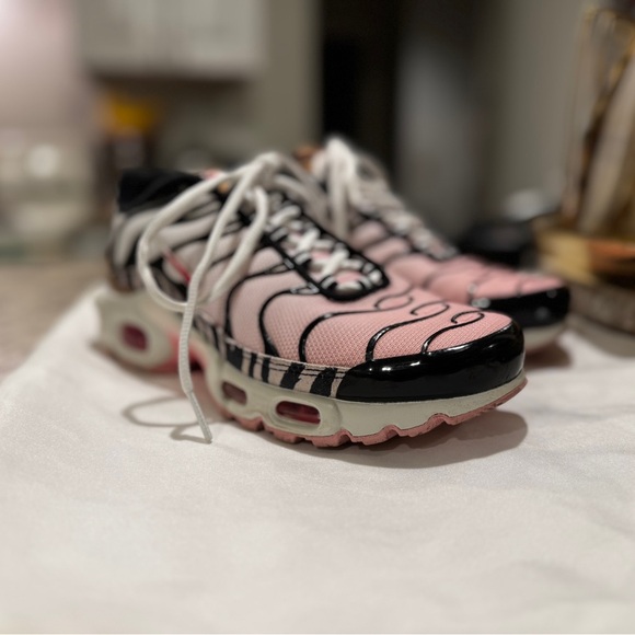 Nike Air Max Plus Animal Instinct Sneakers - Picture 6 of 11